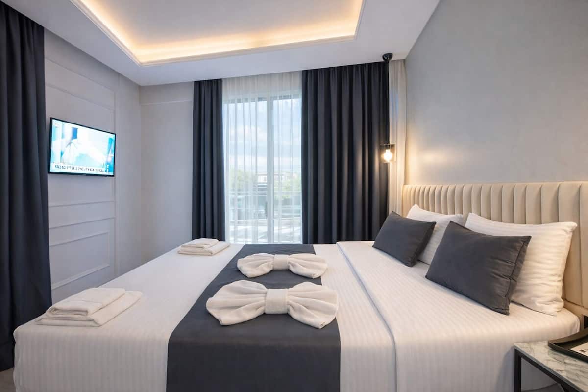 Premium bedding, minibar, desk, laptop workspace