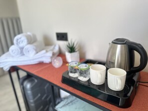 Sängtillbehör av högsta kvalitet, minibar och skrivbord