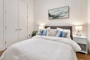 1 dormitorio, escritorio, tabla de planchar con plancha y cuna de viaje