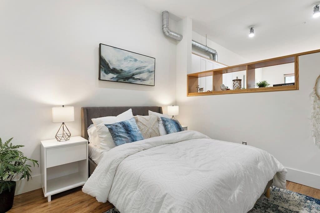 1 slaapkamer, een bureau, een strijkplank/strijkijzer, reisbedje