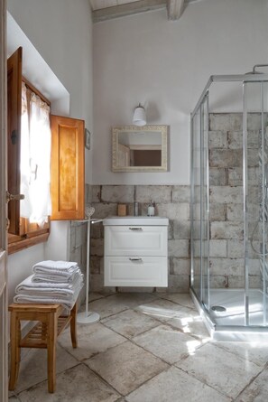 Shower, hair dryer, bidet, towels - 2 bedroom apartment in tuscany (Toscana)