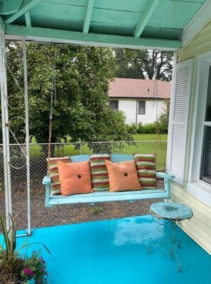 Terrace/patio - Unique Beach Cottage Near Bases
 (Norfolk)