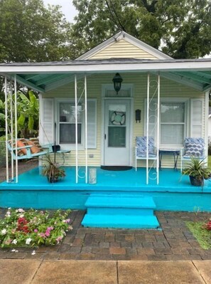 Exterior - Unique Beach Cottage Near Bases
 (Norfolk)