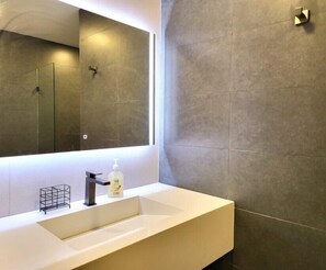 Shower, hair dryer, towels, soap - New Beautiful Renovation! Perfect Location! A/C, Washer/Dryer, Fast internet! (Medellín)
