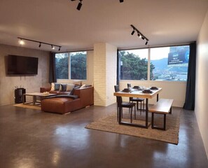 Interior - New Beautiful Renovation! Perfect Location! A/C, Washer/Dryer, Fast internet! (Medellín)