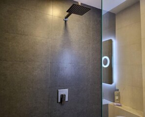 Dusche, Haartrockner, Handtücher, Seife