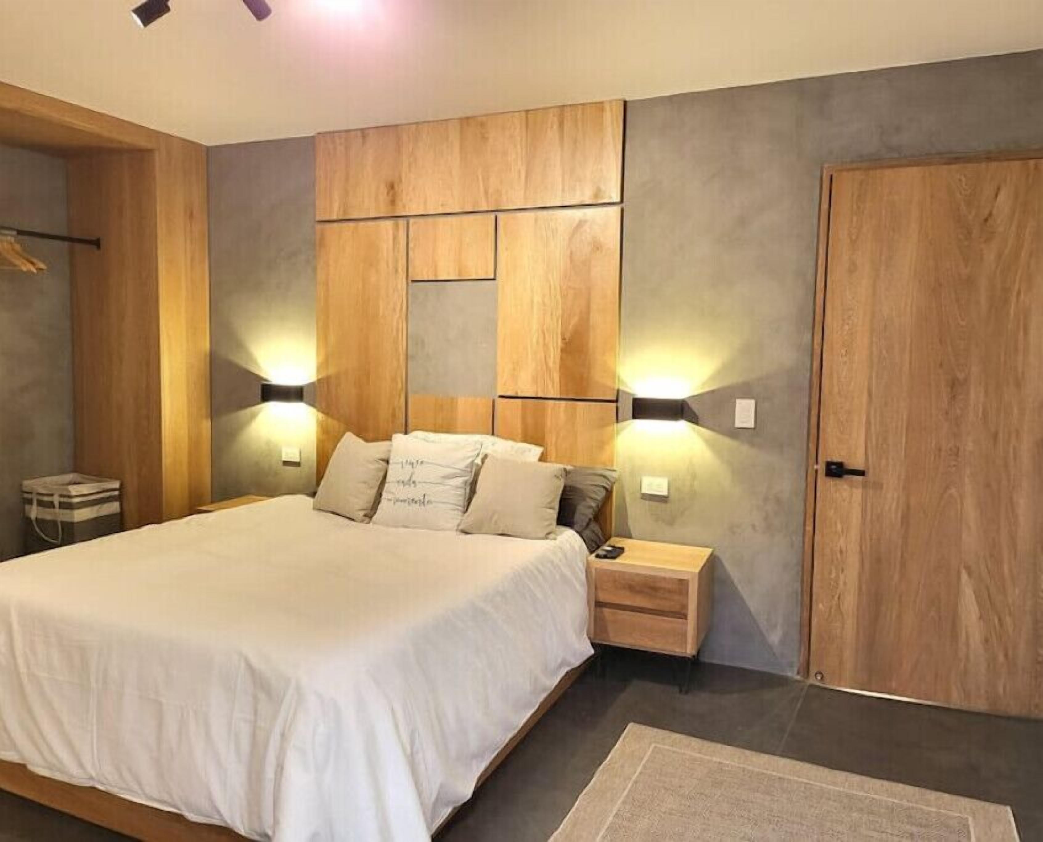 2 bedrooms, in-room safe, desk, iron/ironing board