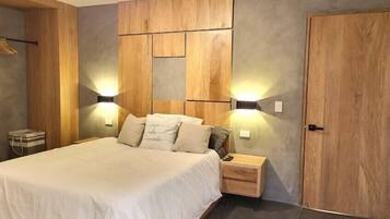 2 bedrooms, in-room safe, desk, iron/ironing board