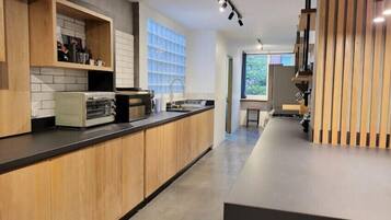 KĂŒhlschrank, Mikrowelle, Ofen, Herdplatte