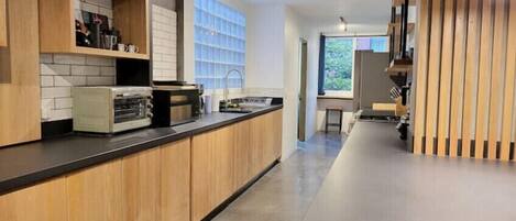 Frigorifero, microonde, forno, piano cottura