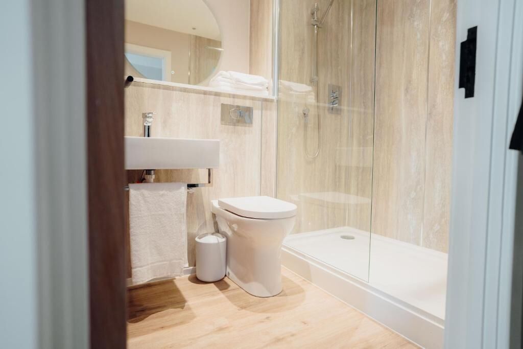 シャワー、ヘアドライヤー、タオル