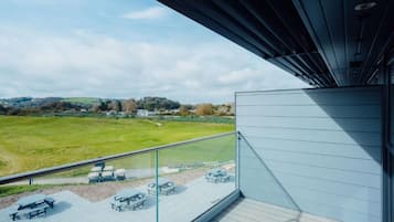 Deluxe Double Room, Balcony, Golf View | Teres/patio