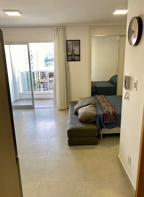 开间 | 办公桌、免费 WiFi