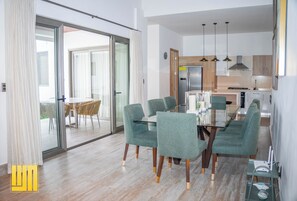 Signature-Villa | Essbereich im Zimmer