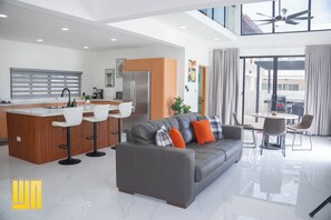 Panoramic-Villa, 3 Schlafzimmer | Wohnbereich | 40-Zoll-Flachbildfernseher mit Digitalempfang