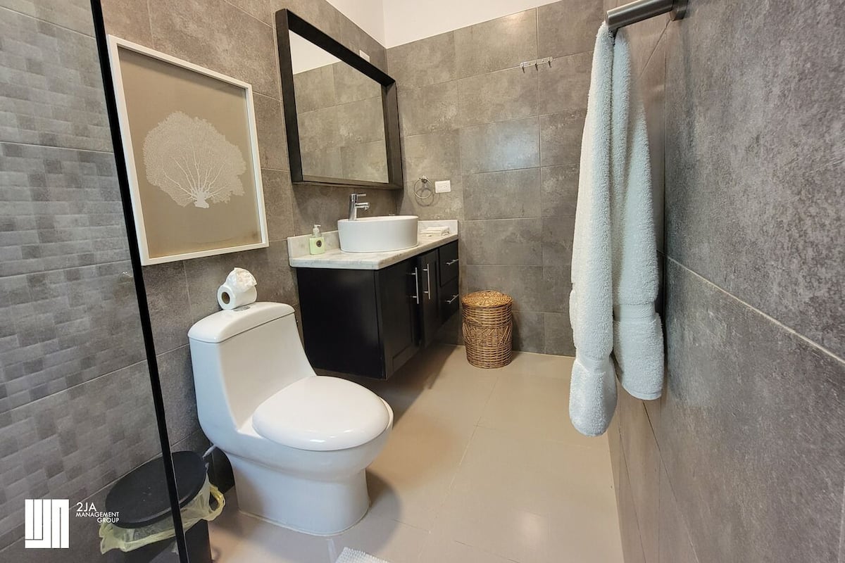 Vila Deluks, 3 kamar tidur, pemandangan kolam renang | Kamar mandi | Pengering rambut