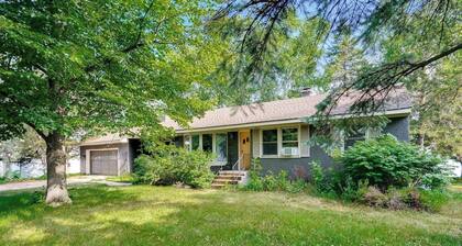 Midcentury Lake Home!