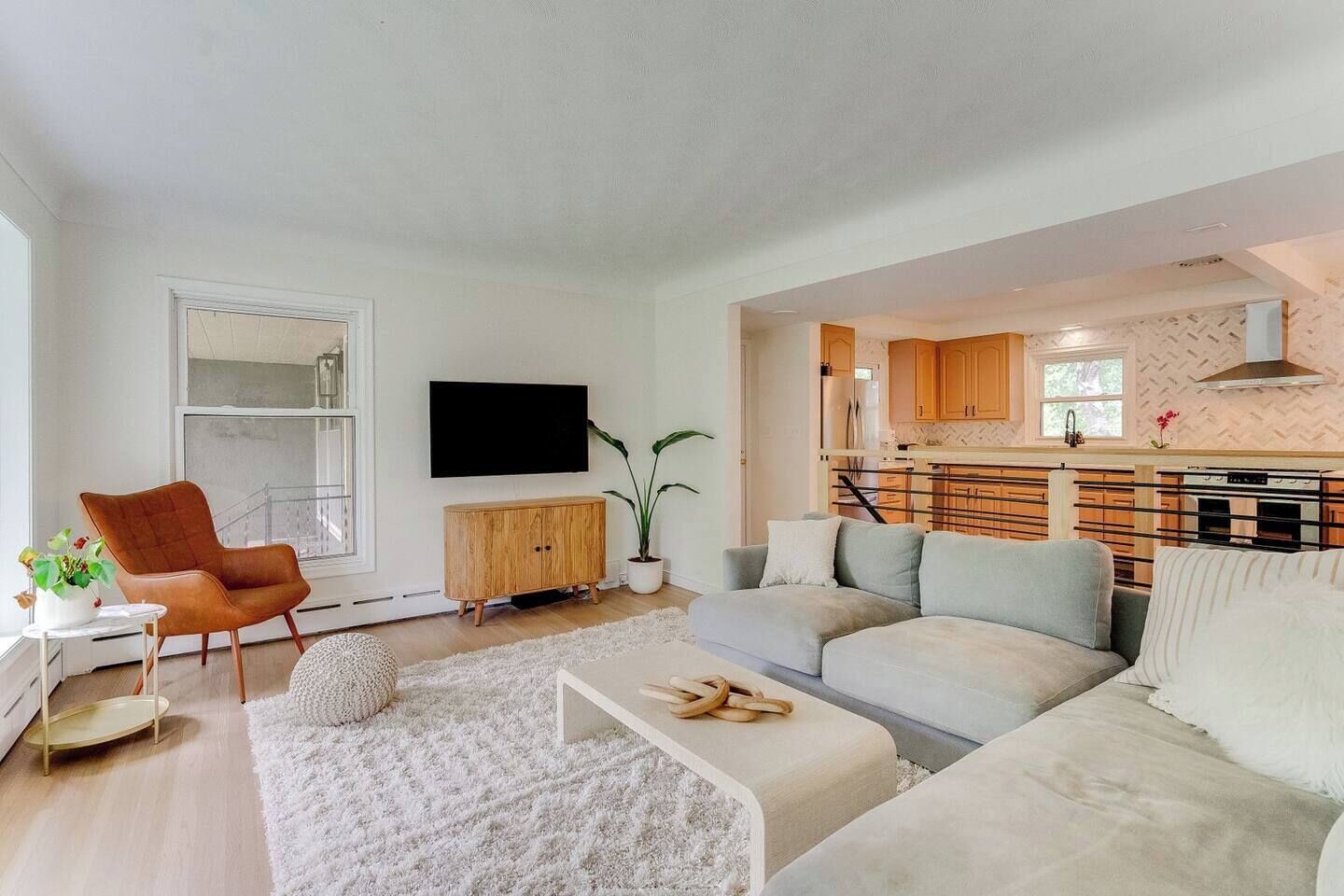 Televisor intel·ligent i taula de tennis de taula 