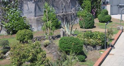 VILLA SICILIA APARTMENT Villa surrounded by greenery with private indoor parking
