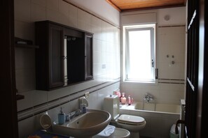 Ducha, secador de pelo, bidé y toallas