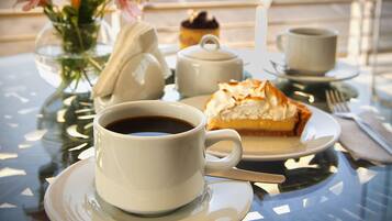 Free daily cooked-to-order breakfast