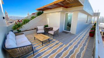 Deluxe Duplex, 1 King Bed, Jetted Tub, City View | Balcony view