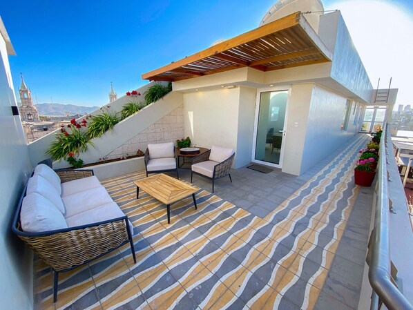 Deluxe Duplex, 1 King Bed, Jetted Tub, City View | Balcony view