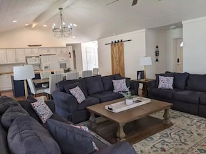 Smart-TV, DVD-Player, Bücher, Videothek