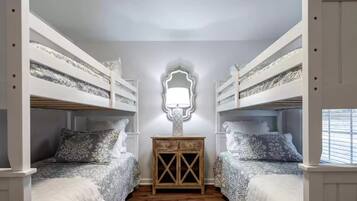 5 bedrooms, desk, travel cot, free WiFi