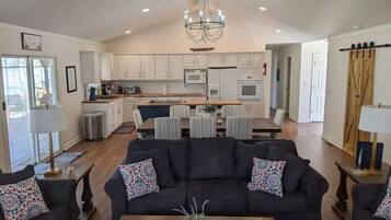 Smart TV, DVD player, livros, videoteca