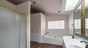 Jetted tub, hair dryer, bidet, towels - 5 Bdrm, Amazing Sunsets, deck, flat yard, dock, fish, beach, kayaks... (Sparta)