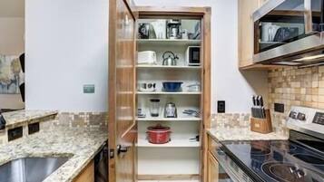 Een koelkast, een magnetron, een oven, een kookplaat