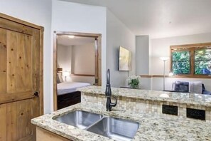 1 bedroom, iron/ironing board, WiFi, bed sheets - Heart of Breck • Shops, Dining & Slopes (Breckenridge)