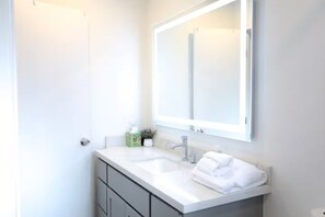 Badewanne, Haartrockner, Handtücher