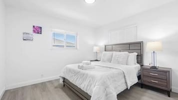 2 Schlafzimmer, BĂŒgeleisen/BĂŒgelbrett, Internetzugang, BettwĂ€sche