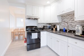 Køleskab, mikrobølgeovn, ovn, kogeplade