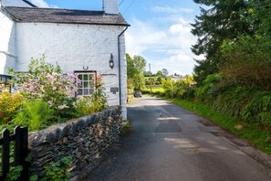 Property grounds - Damson Cottage - Cosy Cottage, 5-minutes walk from village Pub (Crook)