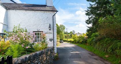 Damson Cottage - Cosy Cottage, 5-minutes walk from village Pub