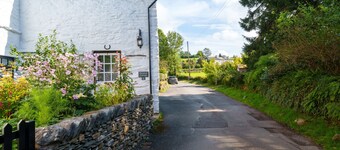 Damson Cottage - Cosy Cottage, 5-minutes walk from village Pub