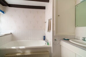 Bathtub, towels