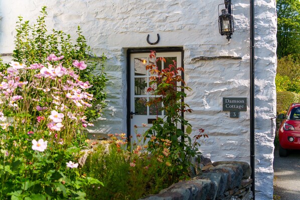 Exterior detail - Damson Cottage - Cosy Cottage, 5-minutes walk from village Pub (Crook)
