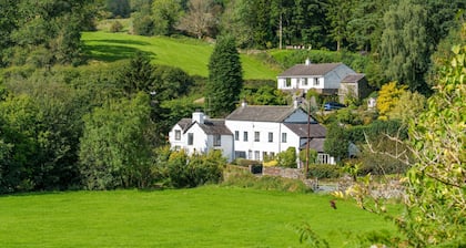 Damson Cottage -  Cosy Cottage, 5-minutes walk from village Pub