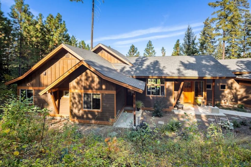 New Listing - Trailside Hideaway