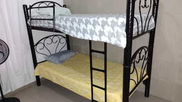 3 habitaciones, tabla de planchar con plancha, wifi y ropa de cama