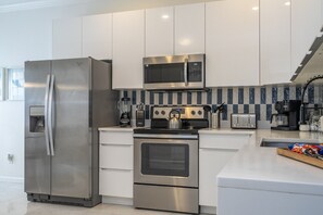 Refrigerador, microondas, horno y parrilla de estufa 