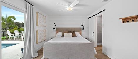 4 slaapkamers, een bureau, een strijkplank/strijkijzer, reisbedje