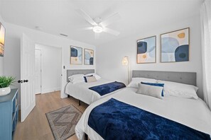 4 Schlafzimmer, Schreibtisch, Bügeleisen/Bügelbrett, Reisekinderbett