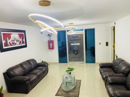 Televisión LED, películas de estreno, películas con cargo
