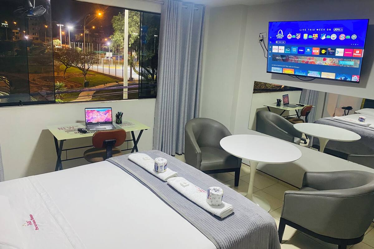 プレミアム ルーム | 高級寝具、羽毛の掛け布団、WiFi (無料)、ベッドシーツ