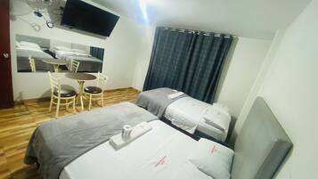 Familien-Zweibettzimmer | Hochwertige Bettwaren, Daunenbettdecken, kostenloses WLAN, Bettwäsche